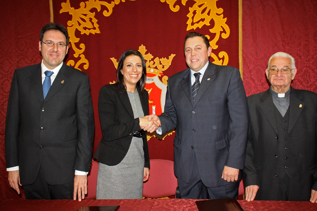 El Ayuntamiento y la Agrupación de Hermandades, tras sellar el acuerdo.