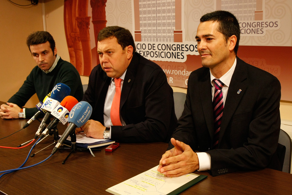El pregonero, en primer término, durante su presentación a la prensa.
