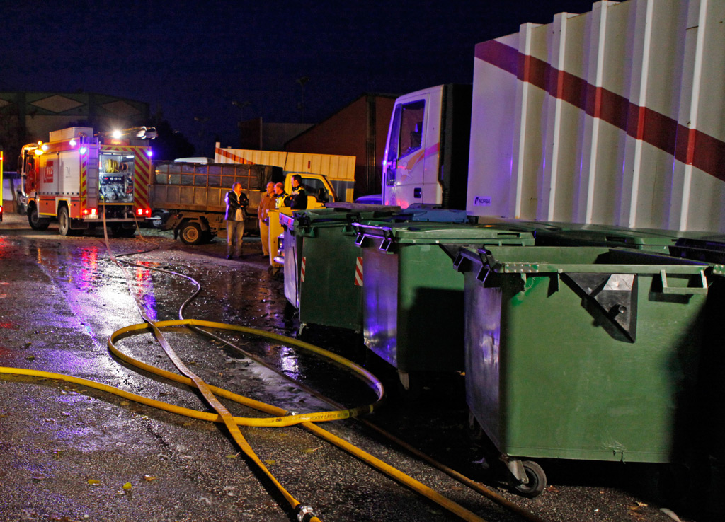 Los camiones pudieron retirarse a tiempo del foco del incendio.