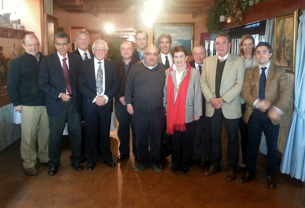 Los representantes rondeños, junto con miembros del club.
