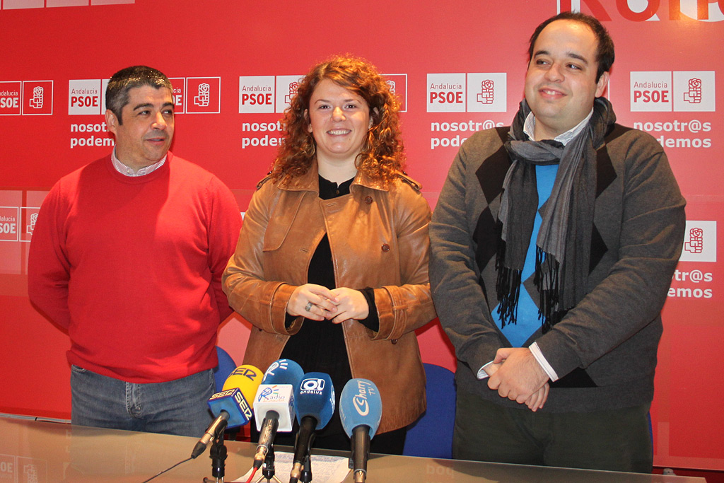 Francisco Calvente, Teresa Valdebero y Alberto Orozco, en la sede del PSOE.