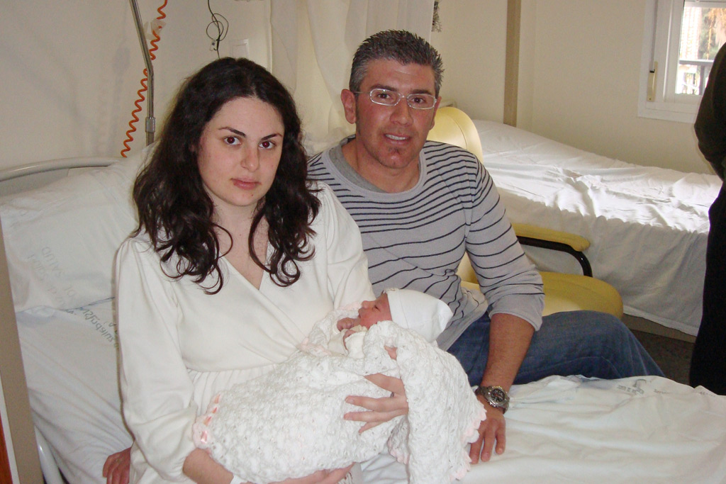 La pequeña Blanca con sus padres, Ángel y Alejandra.