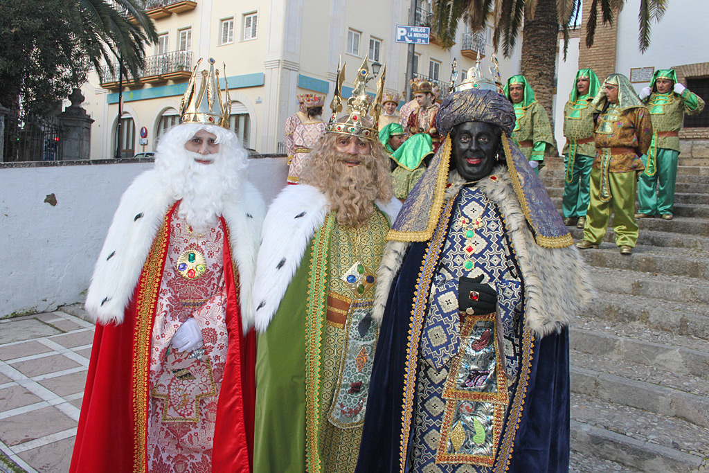 Los tres Reyes Magos, antes de iniciar su recorrido esta mañana.