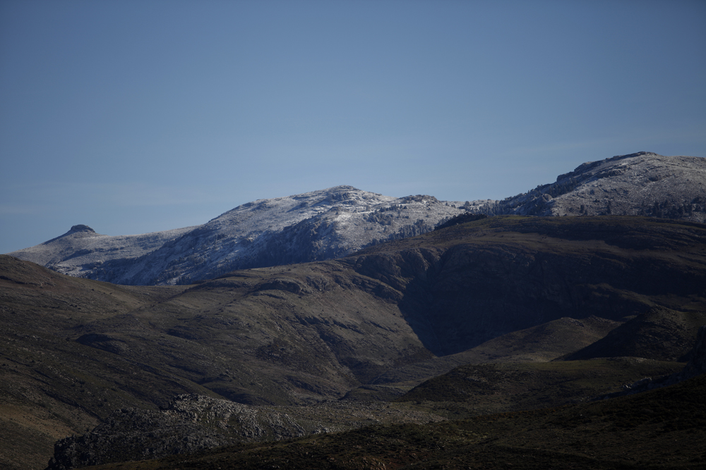 Cumbres de la Sierra de las Nieves cubierta por un manto blanco a medio día.