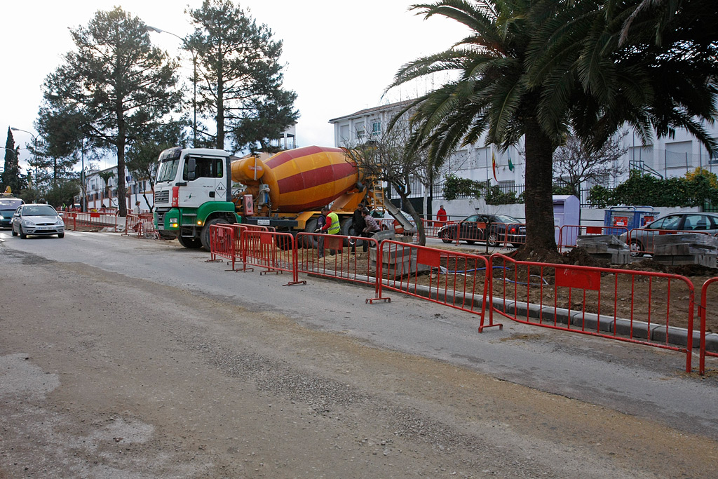 Los trabajos de reforma en el primer tramo se centran ahora en la nueva isleta central