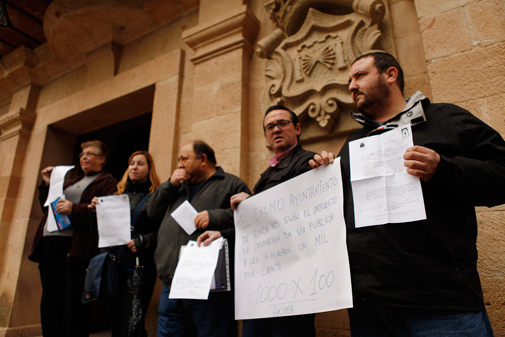 Un grupo de quiosqueros se concentró a las puertas del Ayuntamiento.