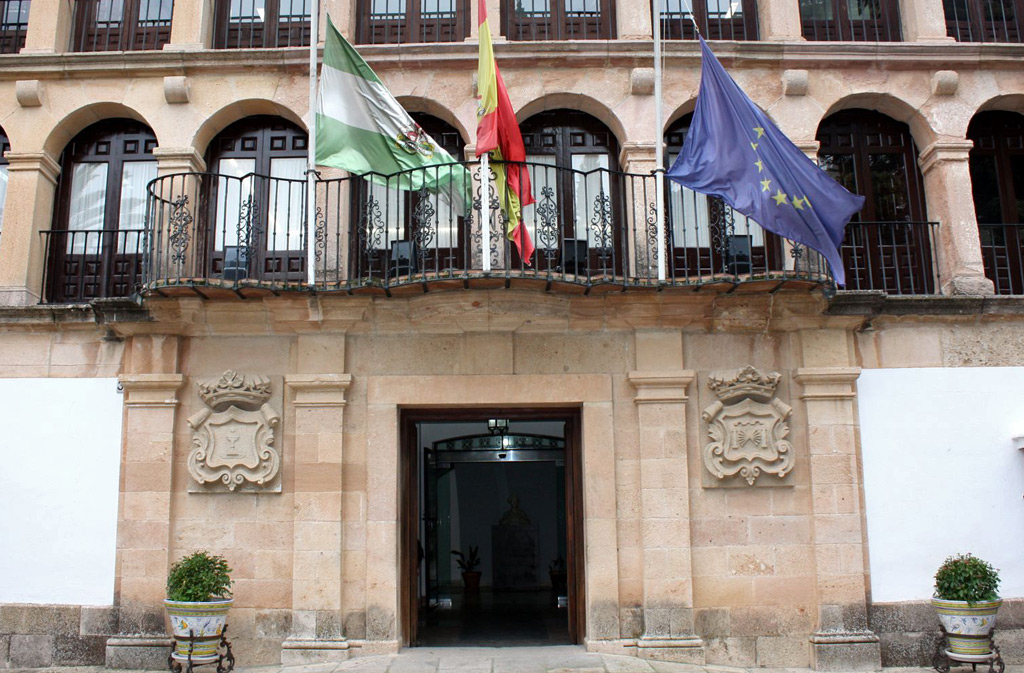 Las banderas ondean a media asta en el Ayuntamiento rondeño.