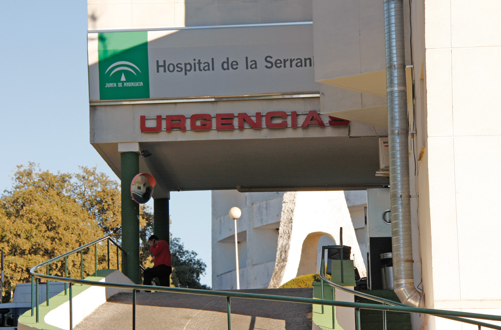 Zona de entrada al servicio de urgencias del hospital de la Serranía de Ronda.