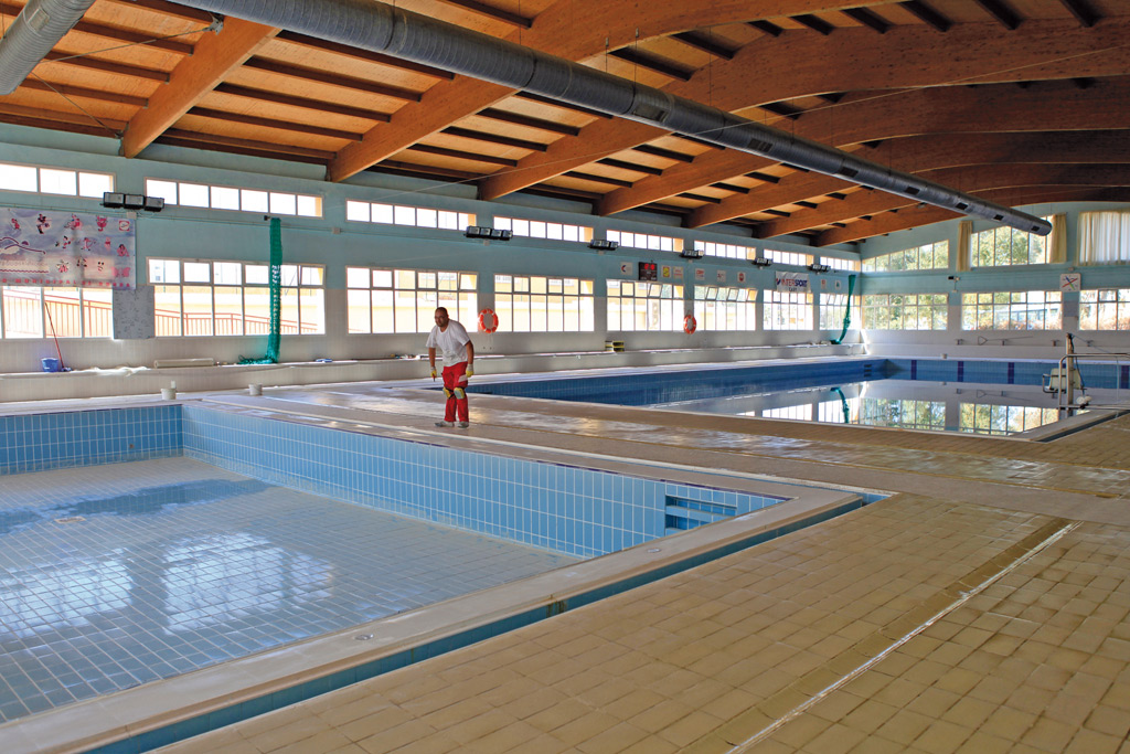 Instalaciones de la piscina municipal cubierta de Ronda.