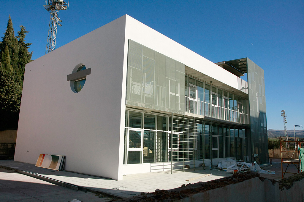 El edificio se encuentra junto a la Casa de la Juventud.