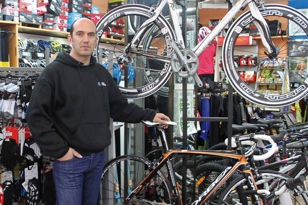 Jesús Rosado en su tienda de bicicletas.