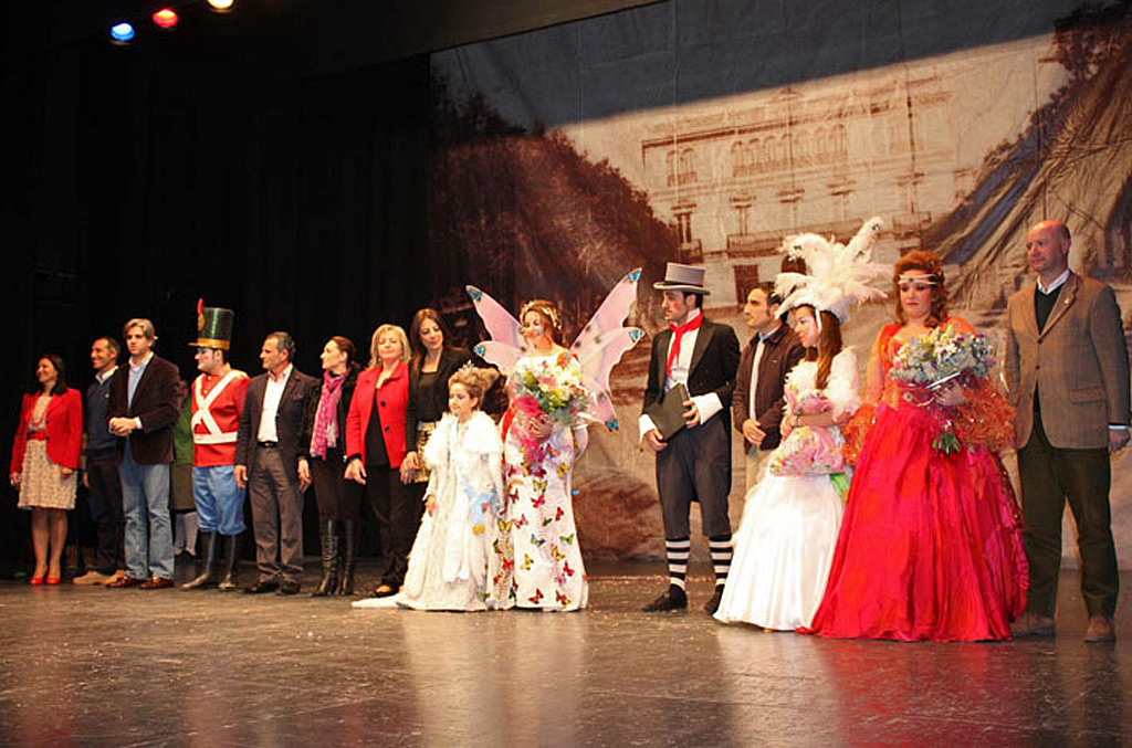 Los protagonistas del Carnaval, junto a representantes municipales sobre las tablas del Vicente Espinel.