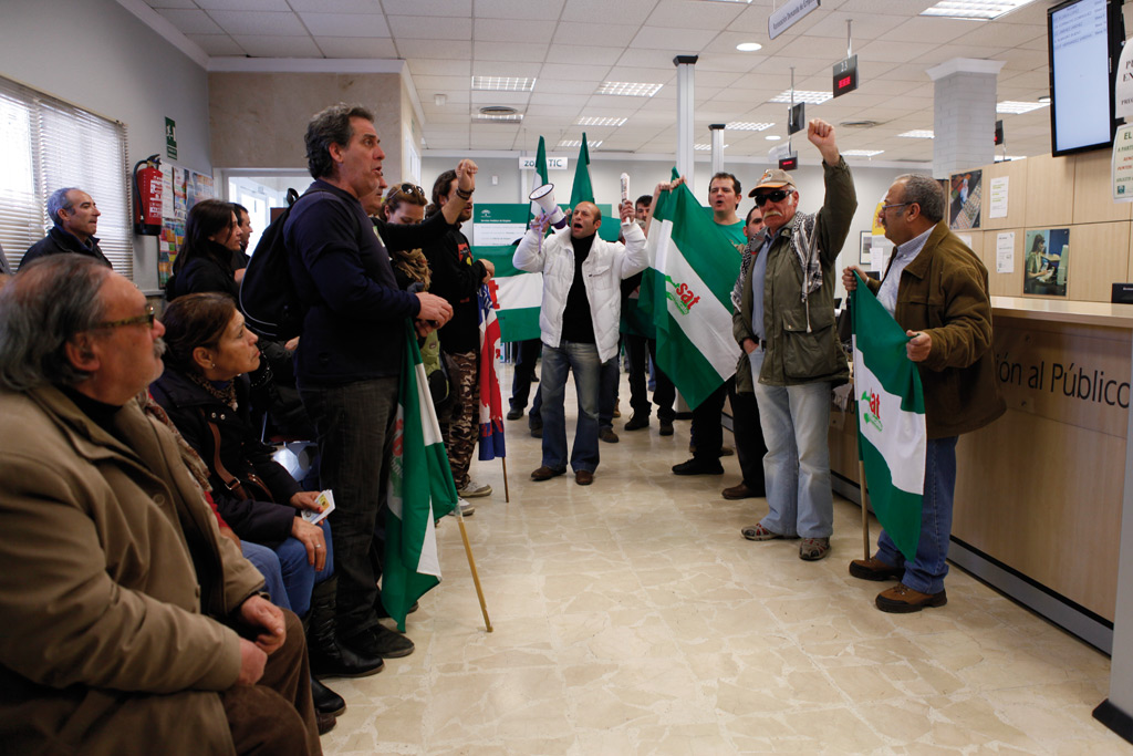 Los manifestantes lanzaron consignas ante la incrédula mirada de los usuarios.