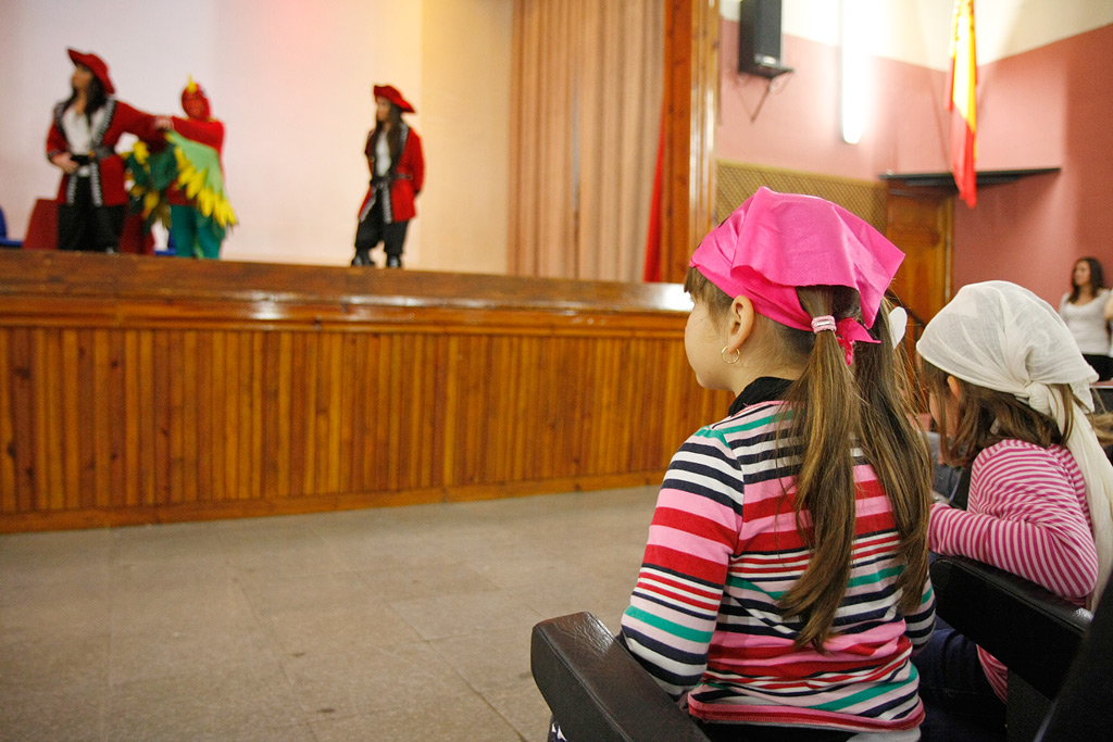 Unos 1.200 alumnos de diferentes colegios asistieron a una obra de teatro infantil.
