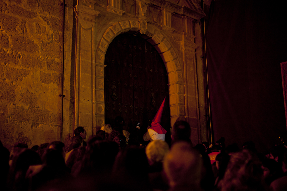 Momento de la llamada a guardar silencio de los hermanos del Cristo de la Sangre.