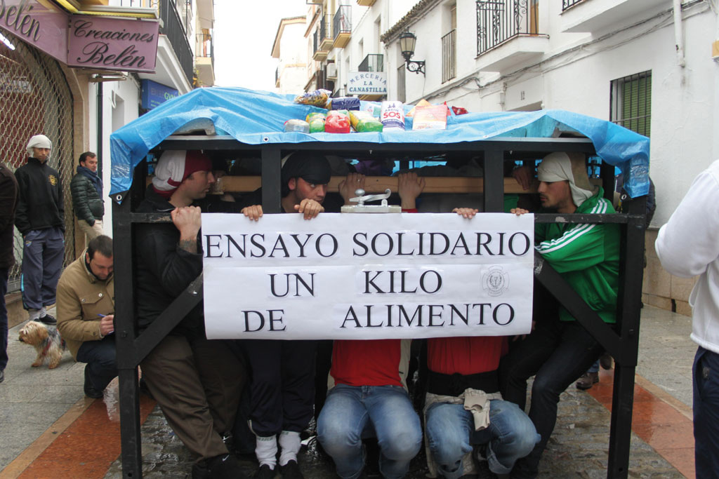 Los costaleros a la salida de la Casa de Hermandad de Nº Señor Horando en el Huerto.