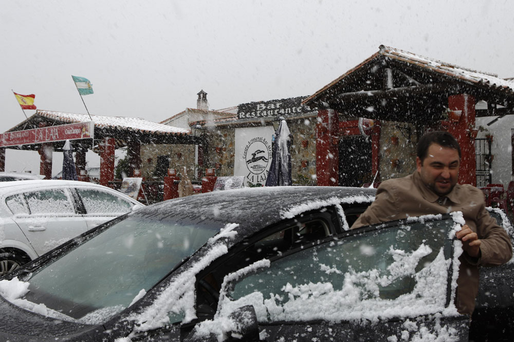 La nevada sorprendió a muchos visitantes y rondeños en las ventas.