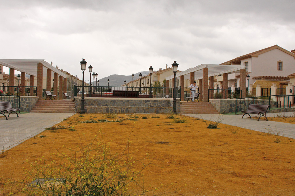 Imagen de uno de los parques de la urbanización que se encuentran sin terminar.