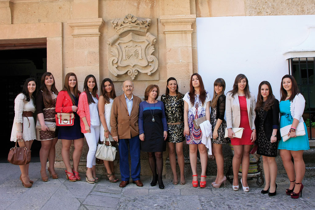 Las Damas Goyescas junto a su presidenta, Milagros Castaño, la alcaldesa y el delegado de Fiestas.