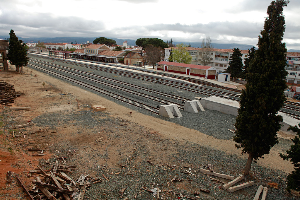 Vista de las vías férreas a su paso por la estación de Ronda.