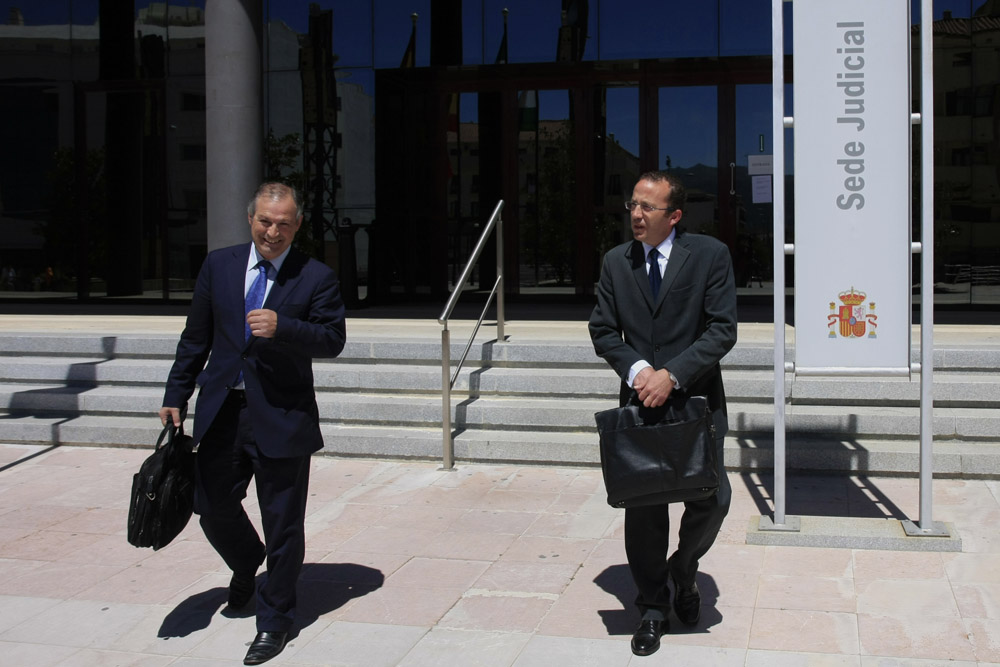 Antonio Marín a la salida de una de sus declaraciones ante la juez acompañado por un abogado.