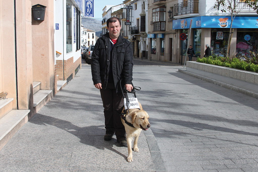 Juan Manuel Medina, acompañado por Goofi en uno de sus trayectos.