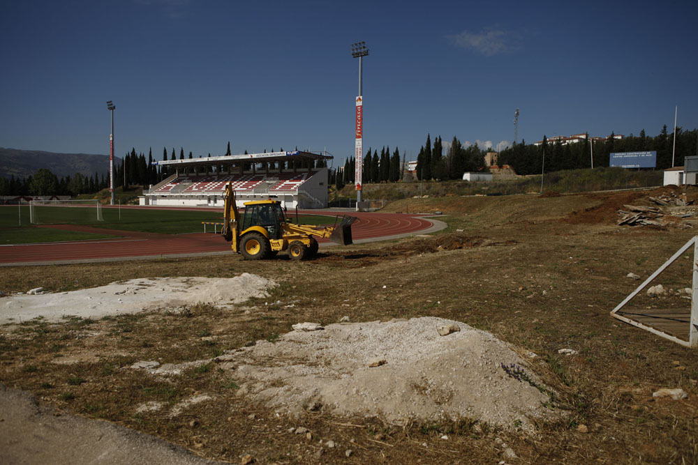 Inicio de los trabajos en uno de los fondos del campo de fútbol.