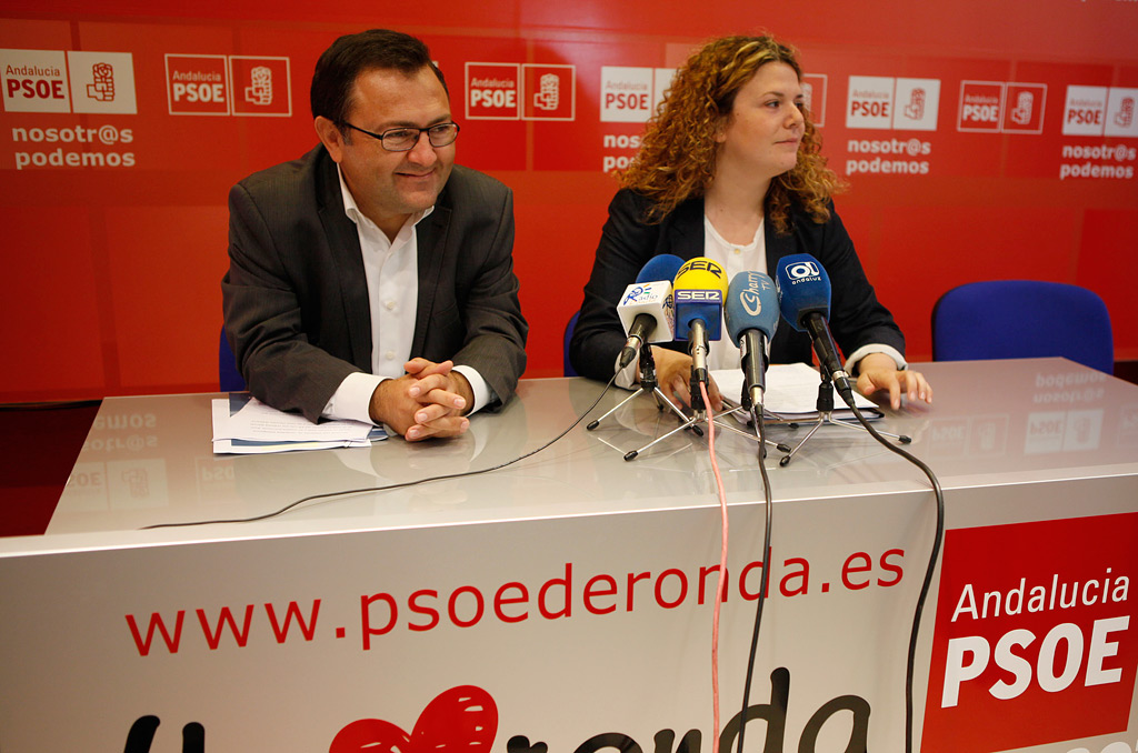 Miguel Ángel Heredia, junto a la portavoz del PSOE rondeño, Teresa Valdenebro.