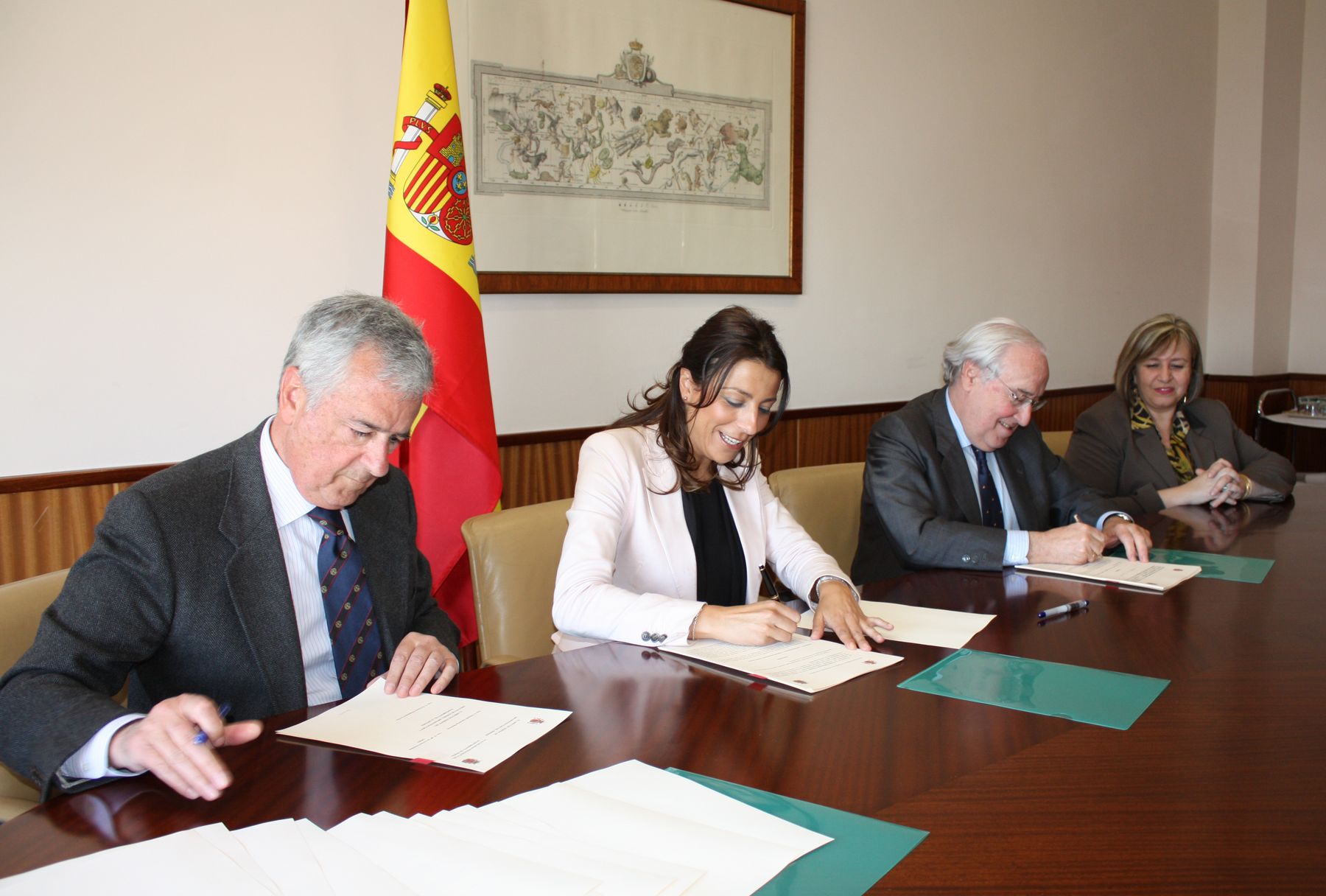 Momento de la firma del protocolo de colaboración, este lunes en Madrid.