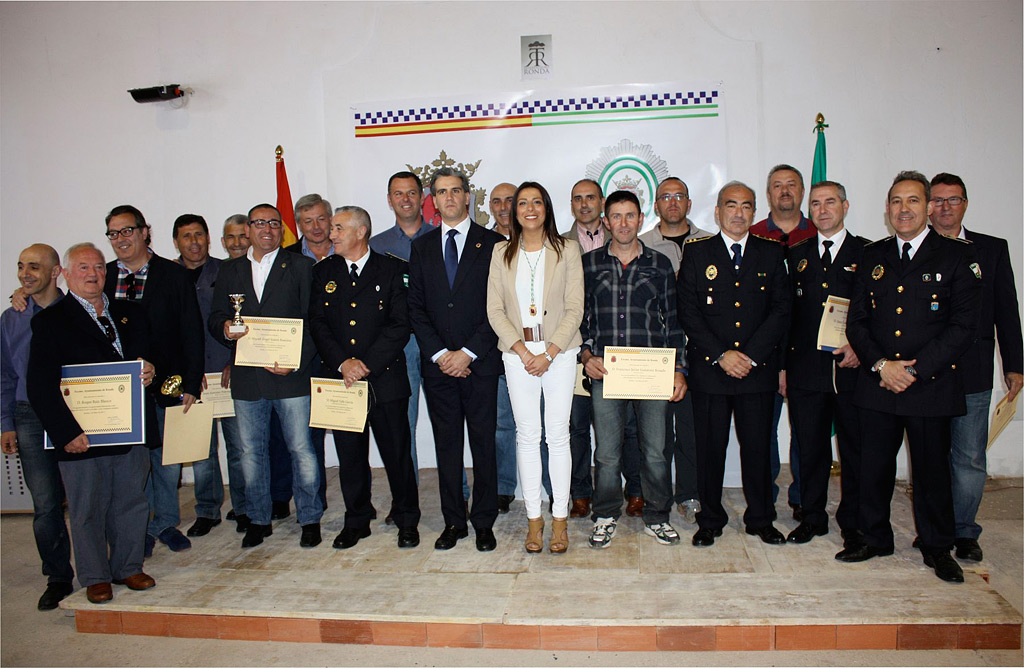 Algunos de los policías homenajeados, junto con la alcaldesa y el delegado de Seguridad.