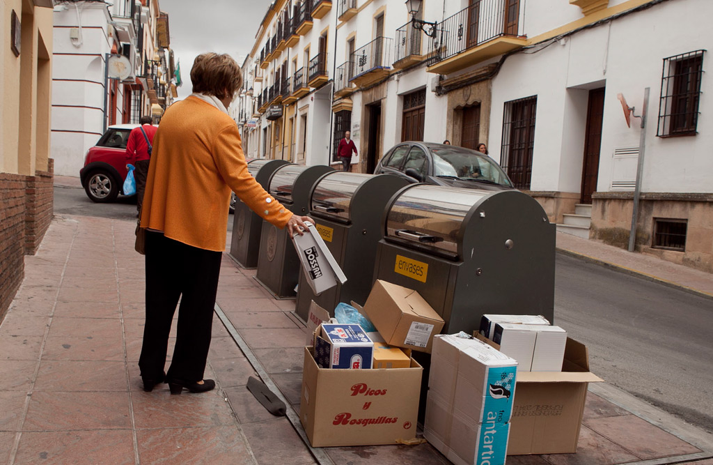 Contenedores de reciclaje en la calle María Cabrera.