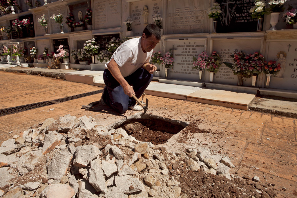 Una de las catas realizadas anteriormente en el Cementerio de San Lorenzo para localizar a los fallecidos en la Guerra Civil.