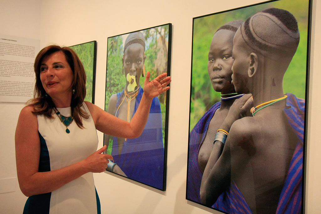La fotógrafa Alicia Núñez, junto a algunas de las instantáneas.