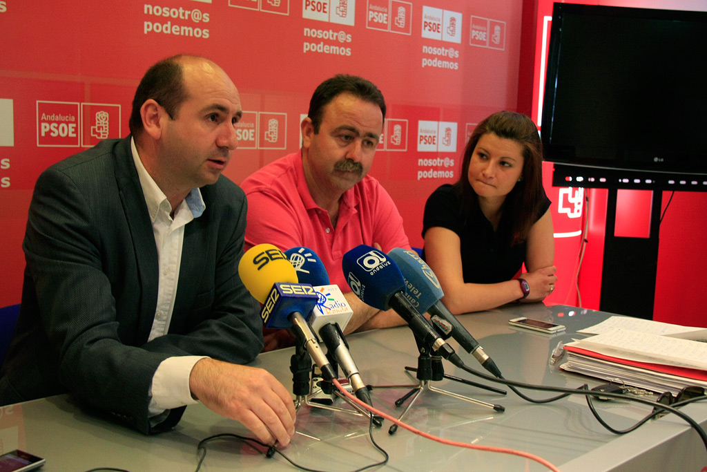 Francisco Conejo, junto a miembros del PSOE de Cortes.