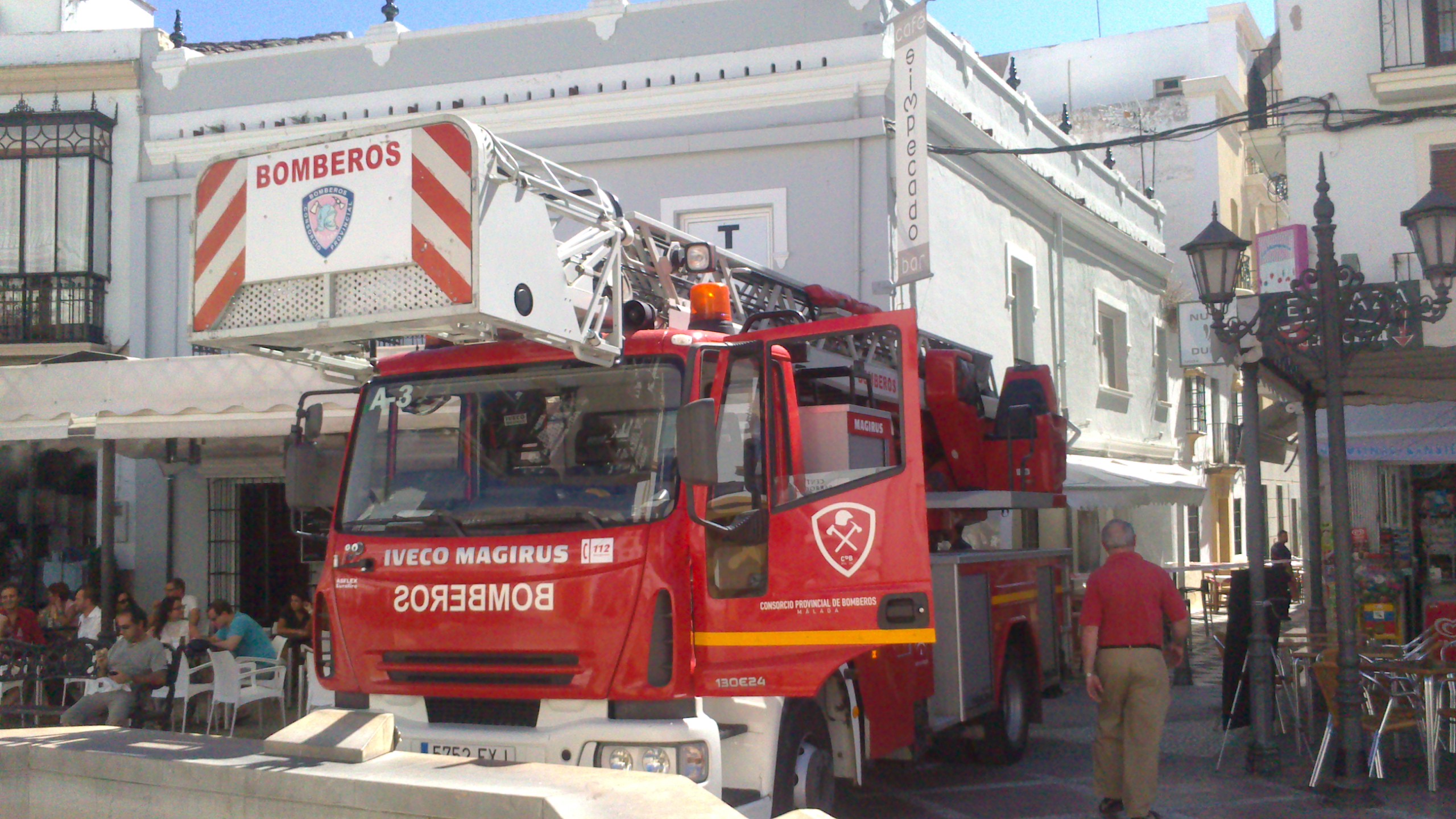 El camión escala del Consorcio de Bomberos en la plaza del Socorro.