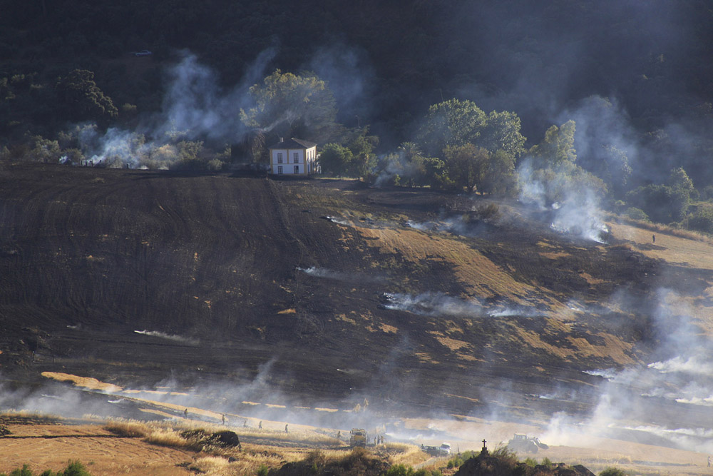 El incendio llegó a rodear una de las viviendas de la zona.