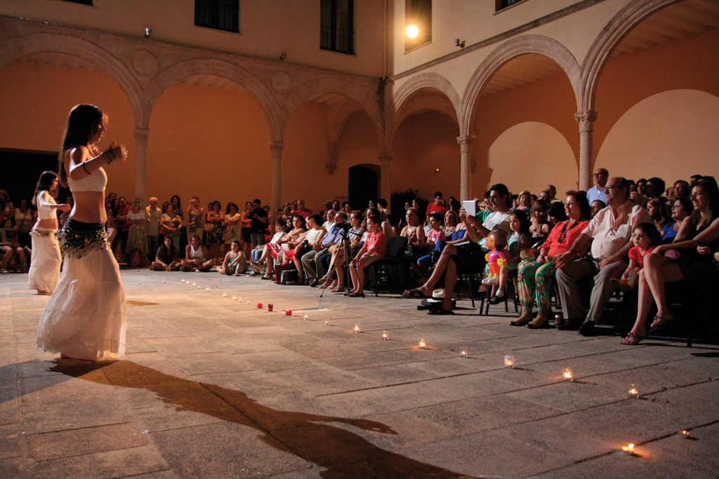 Danza oriental en el Palacio de Santo Domingo.