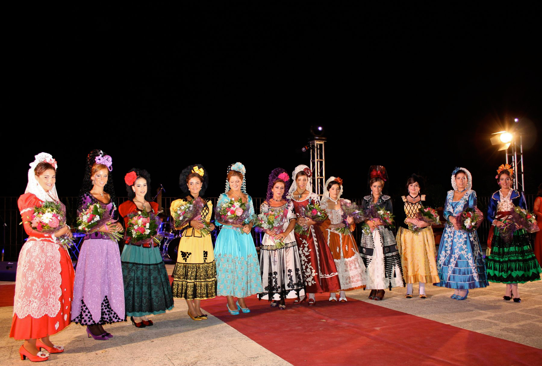 Las Damas Goyescas y su presidenta recibieron la medalla de Pedro Romero.