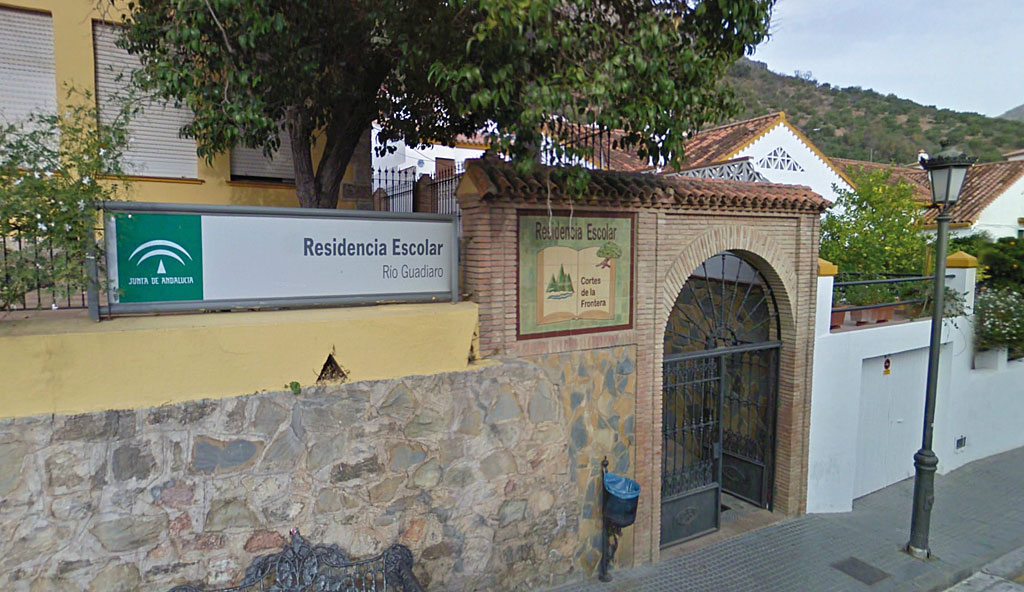 Imagen del acceso a la residencia escolar situada en la calle principal de Cortes de la Frontera.