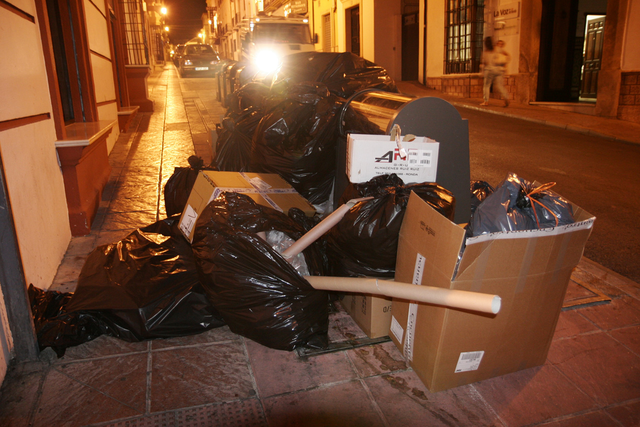 Imagen de los contederos situados en la calle María Cabrera