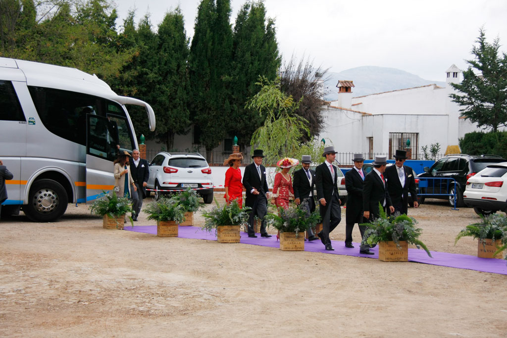 La mayoría de invitados llegó en autobús.