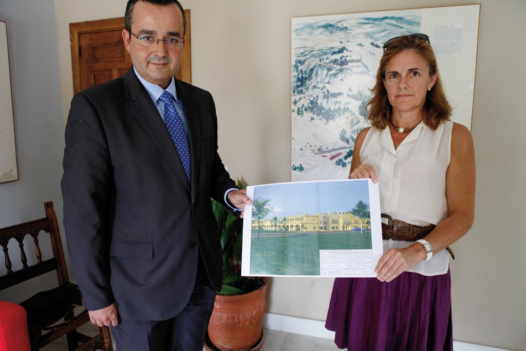 Los representantes de las empresas impulsoras del proyecto presentaron el boceto del edificio.