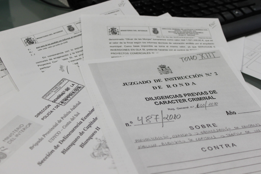 Centenares de folios están acumulados en el Juzgado de Ronda a la espera de la apertura de juicio oral.