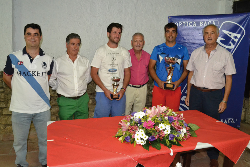 Los dos finalistas, con los organizadores y patrocinadores del campeonato.