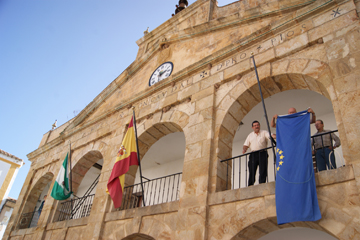 El alcalde de Cortes de la Frontera procede a retirar la bandera de Europa.