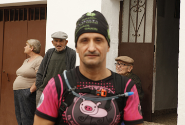 Vecinos de Cartajima observan a uno de los marchadores.