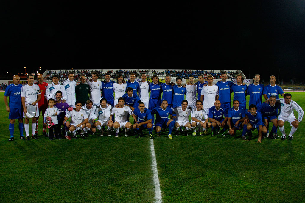 Los dos conjuntos posando juntos antes del inicio del partido.