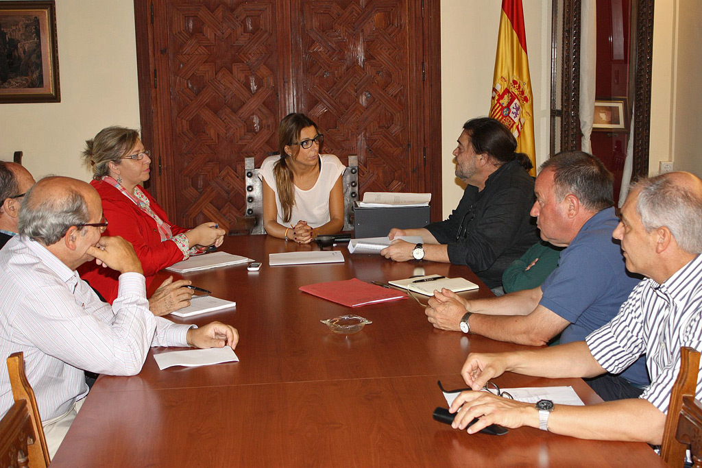 Reunión entre el equipo redactor y miembros del equipo de gobierno.