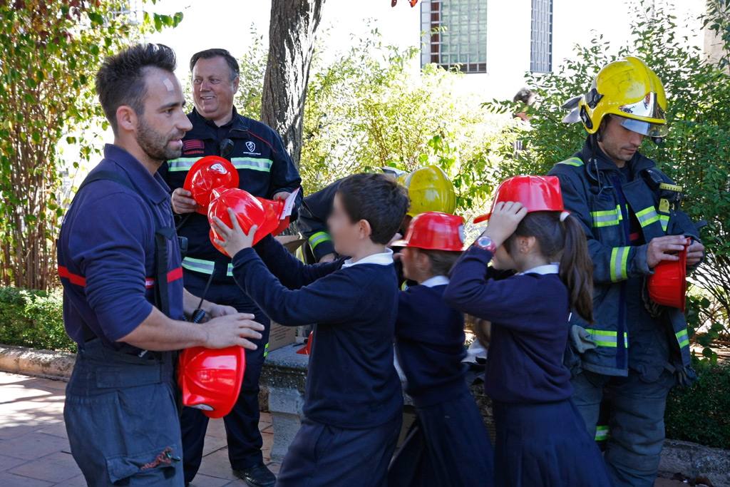 Los bomberos regalaron cascos a todos los alumnos del centro.