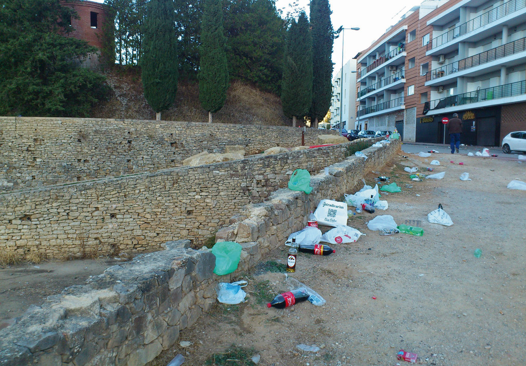 Esta es la imagen que ofrece el acceso al antiguo Recinto Ferial tras la celebración del ‘botellón’.